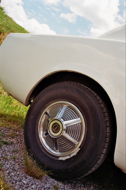 Weißer Oldtimer, Radkappe im Detail