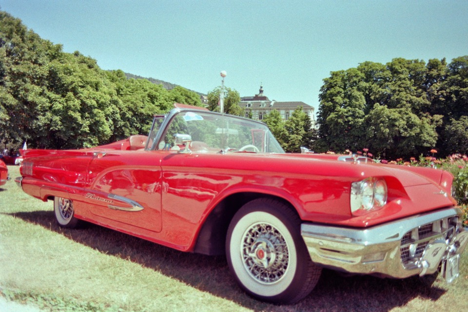 Rotes Cabriolet auf der Wiese