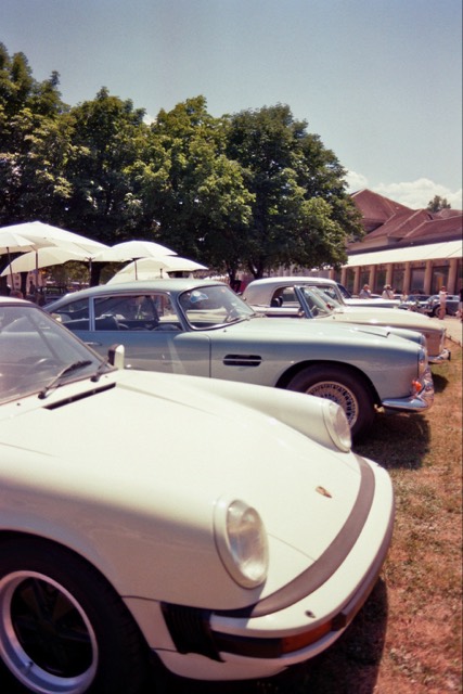 Oldtimer-Reihe mit weißem Porsche 911