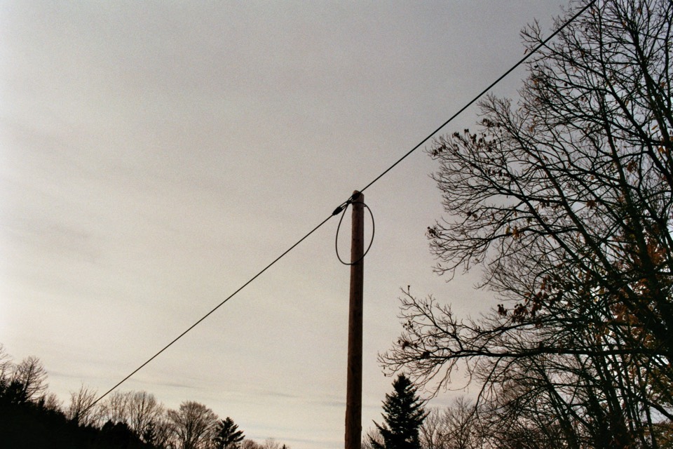 Strommast vor hellem Himmel