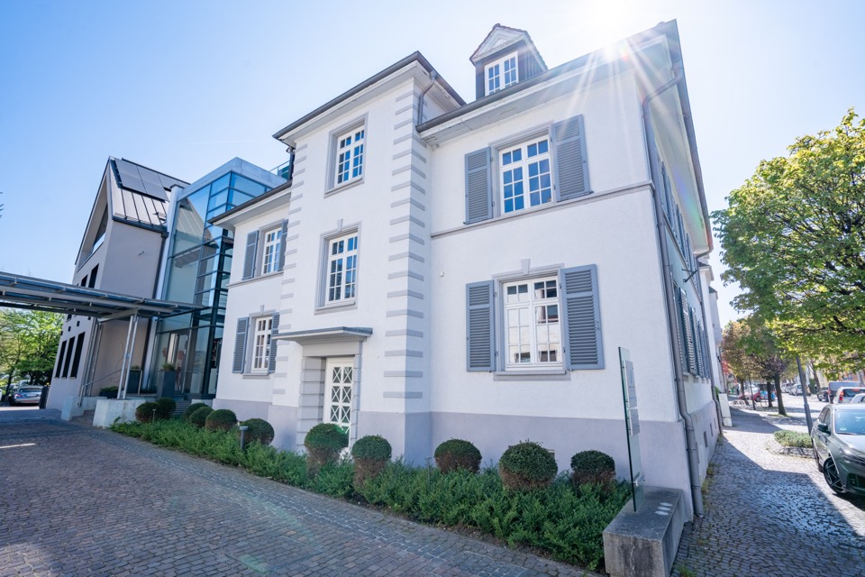 Villa im Gegenlicht mit Sonnenstern