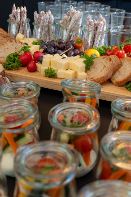 Buffet mit Käse, Obst und Gemüse in Gläsern