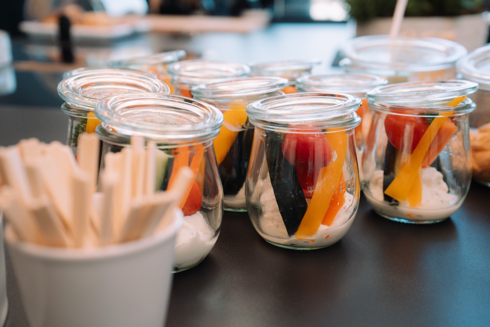 Gemüsesticks in Einmachgläsern am Buffet