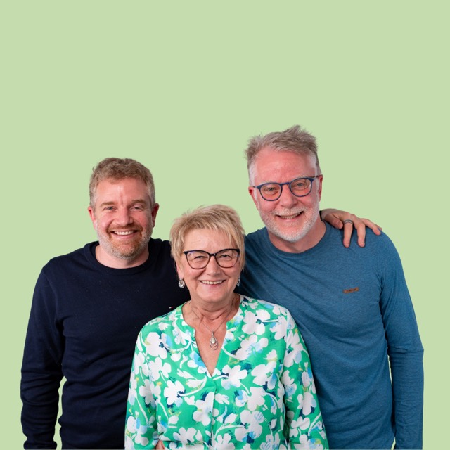 Gruppenbild zu dritt vor grünem Hintergrund