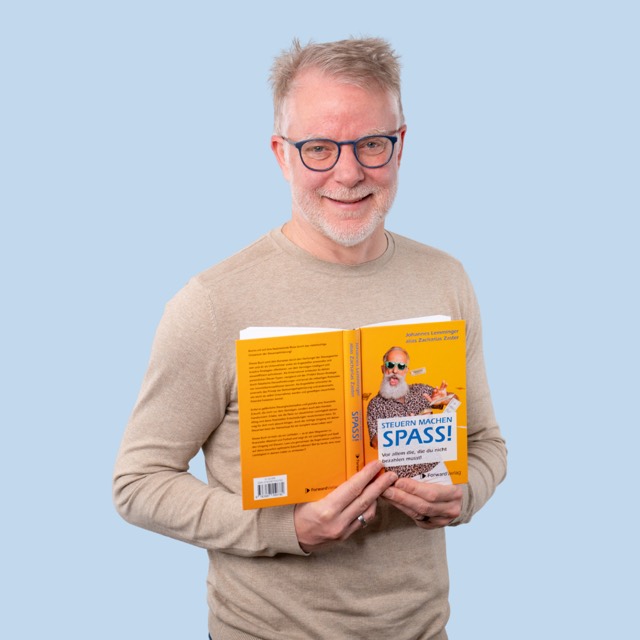 Mann mit einem Buch vor blauem Hintergrund