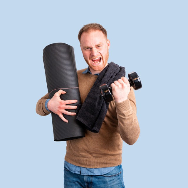 Mann mit Yogamatte und Hantel