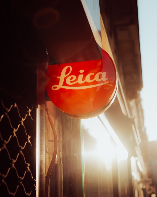 Leica-Schild im Gegenlicht