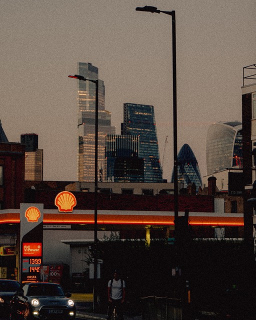 Tankstelle vor der Skyline der City