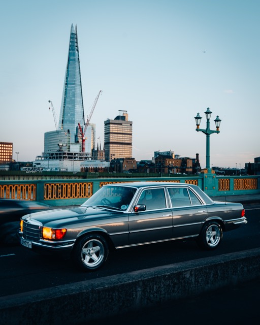 Alter Mercedes vor dem Shard