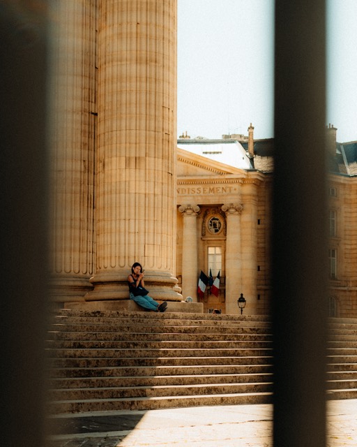 Säulen und Treppe mit sitzender Person
