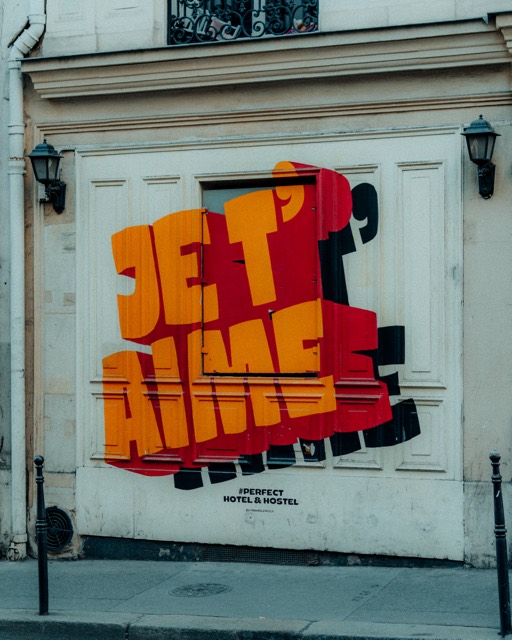 Schriftzug „Je t’aime“ an einer Hauswand